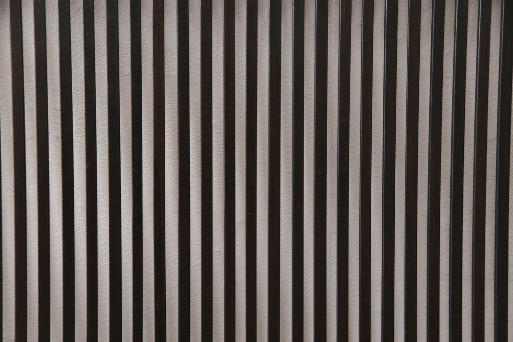 明治大正期の格子戸4枚をリペア&カスタム!リサイズし、現状の色味に合わせて着色仕上げ。(引き戸、建具)