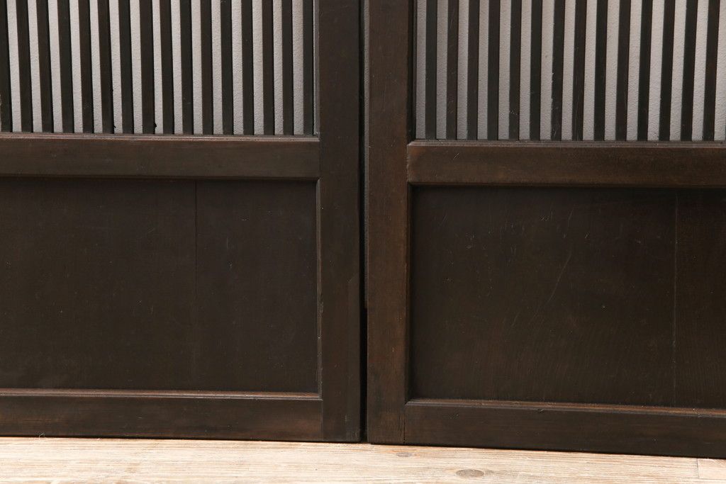 明治大正期の格子戸4枚をリペア&カスタム!リサイズし、現状の色味に合わせて着色仕上げ。(引き戸、建具)