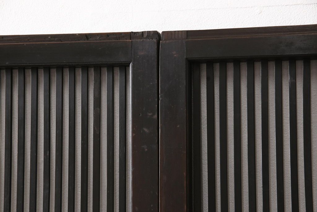 明治大正期の格子戸4枚をリペア&カスタム!リサイズし、現状の色味に合わせて着色仕上げ。(引き戸、建具)