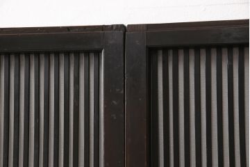 明治大正期の格子戸4枚をリペア&カスタム!リサイズし、現状の色味に合わせて着色仕上げ。(引き戸、建具)