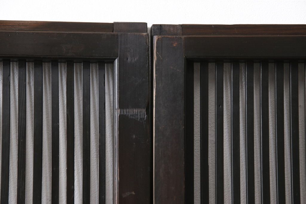 明治大正期の格子戸4枚をリペア&カスタム!リサイズし、現状の色味に合わせて着色仕上げ。(引き戸、建具)