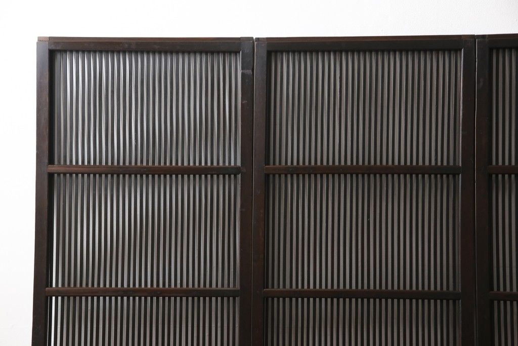 明治大正期の格子戸4枚をリペア&カスタム!リサイズし、現状の色味に合わせて着色仕上げ。(引き戸、建具)