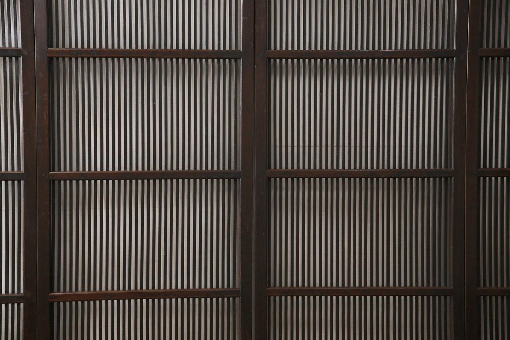 明治大正期の格子戸4枚をリペア&カスタム!リサイズし、現状の色味に合わせて着色仕上げ。(引き戸、建具)