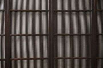 明治大正期の格子戸4枚をリペア&カスタム!リサイズし、現状の色味に合わせて着色仕上げ。(引き戸、建具)