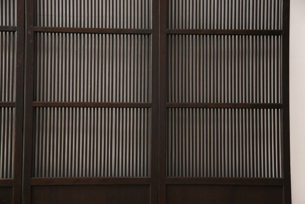 明治大正期の格子戸4枚をリペア&カスタム!リサイズし、現状の色味に合わせて着色仕上げ。(引き戸、建具)