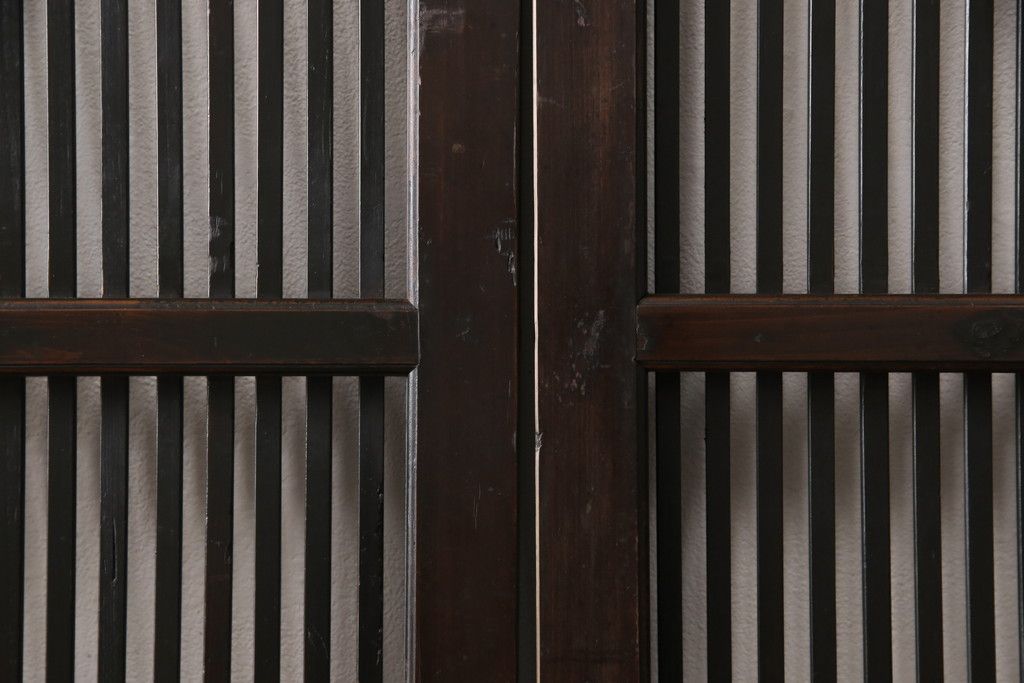 明治大正期の格子戸4枚をリペア&カスタム!リサイズし、現状の色味に合わせて着色仕上げ。(引き戸、建具)