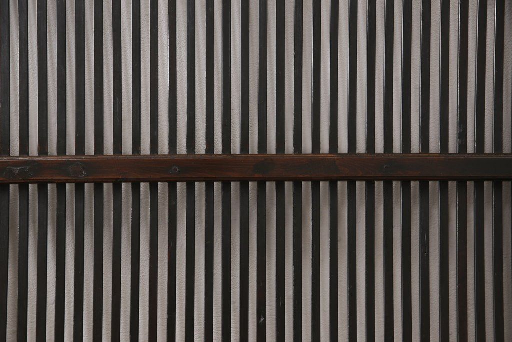 明治大正期の格子戸4枚をリペア&カスタム!リサイズし、現状の色味に合わせて着色仕上げ。(引き戸、建具)