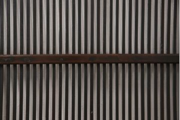 明治大正期の格子戸4枚をリペア&カスタム!リサイズし、現状の色味に合わせて着色仕上げ。(引き戸、建具)