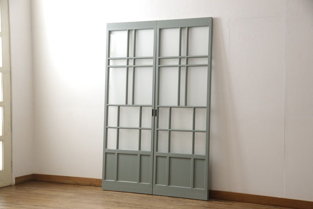 ガラス戸2枚をリペア&カスタム!引手・V字戸車を取り付け、すりガラスを新品のものに取り換え。本体を緑がかったグレーにペイント仕上げ。(引き戸、建具)