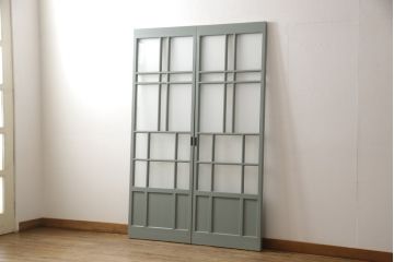 ガラス戸2枚をリペア&カスタム!引手・V字戸車を取り付け、すりガラスを新品のものに取り換え。本体を緑がかったグレーにペイント仕上げ。(引き戸、建具)