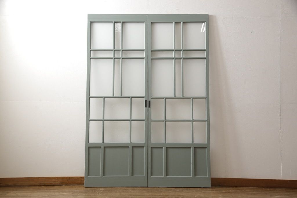 ガラス戸2枚をリペア&カスタム!引手・V字戸車を取り付け、すりガラスを新品のものに取り換え。本体を緑がかったグレーにペイント仕上げ。(引き戸、建具)