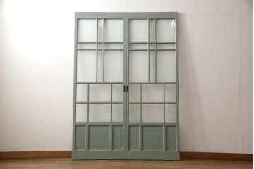 ガラス戸2枚をリペア&カスタム!引手・V字戸車を取り付け、すりガラスを新品のものに取り換え。本体を緑がかったグレーにペイント仕上げ。(引き戸、建具)