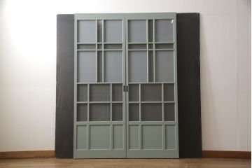 ガラス戸2枚をリペア&カスタム!引手・V字戸車を取り付け、すりガラスを新品のものに取り換え。本体を緑がかったグレーにペイント仕上げ。(引き戸、建具)