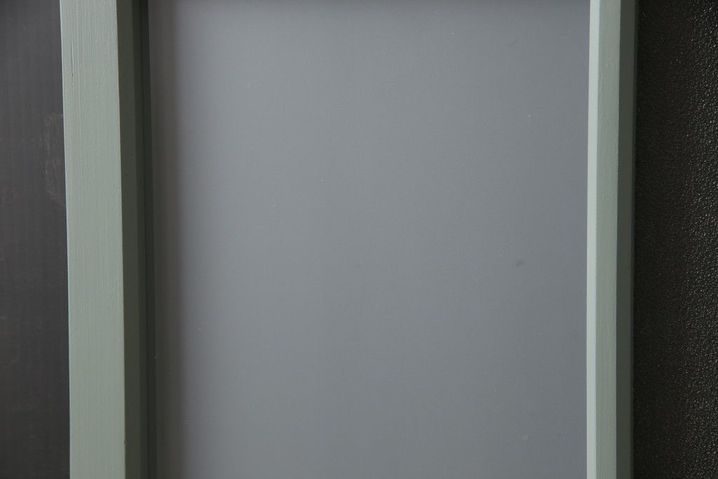 ガラス戸2枚をリペア&カスタム!引手・V字戸車を取り付け、すりガラスを新品のものに取り換え。本体を緑がかったグレーにペイント仕上げ。(引き戸、建具)