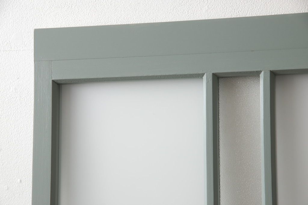 ガラス戸2枚をリペア&カスタム!引手・V字戸車を取り付け、すりガラスを新品のものに取り換え。本体を緑がかったグレーにペイント仕上げ。(引き戸、建具)