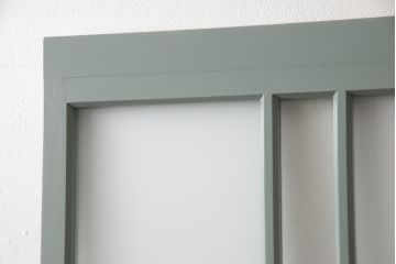 ガラス戸2枚をリペア&カスタム!引手・V字戸車を取り付け、すりガラスを新品のものに取り換え。本体を緑がかったグレーにペイント仕上げ。(引き戸、建具)