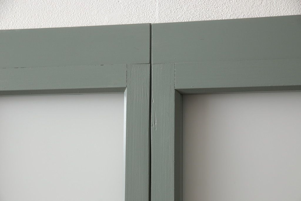 ガラス戸2枚をリペア&カスタム!引手・V字戸車を取り付け、すりガラスを新品のものに取り換え。本体を緑がかったグレーにペイント仕上げ。(引き戸、建具)