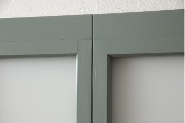 ガラス戸2枚をリペア&カスタム!引手・V字戸車を取り付け、すりガラスを新品のものに取り換え。本体を緑がかったグレーにペイント仕上げ。(引き戸、建具)