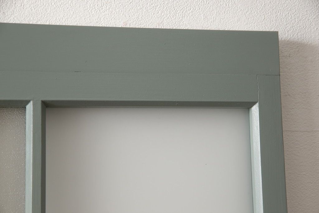 ガラス戸2枚をリペア&カスタム!引手・V字戸車を取り付け、すりガラスを新品のものに取り換え。本体を緑がかったグレーにペイント仕上げ。(引き戸、建具)