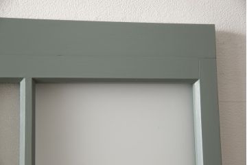 ガラス戸2枚をリペア&カスタム!引手・V字戸車を取り付け、すりガラスを新品のものに取り換え。本体を緑がかったグレーにペイント仕上げ。(引き戸、建具)