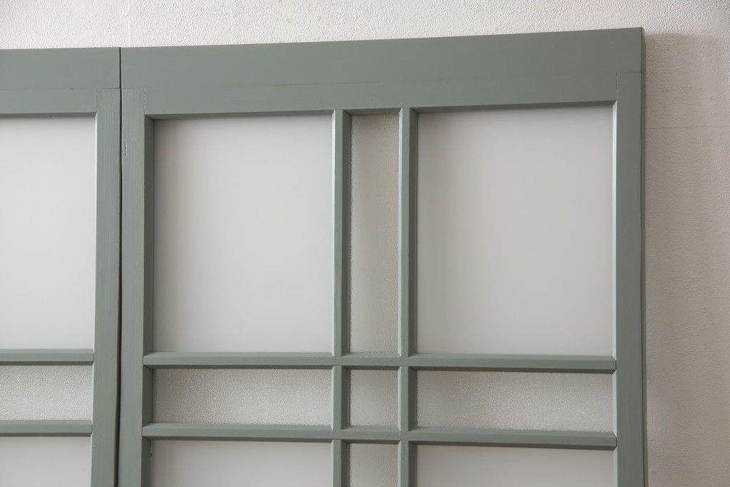 ガラス戸2枚をリペア&カスタム!引手・V字戸車を取り付け、すりガラスを新品のものに取り換え。本体を緑がかったグレーにペイント仕上げ。(引き戸、建具)