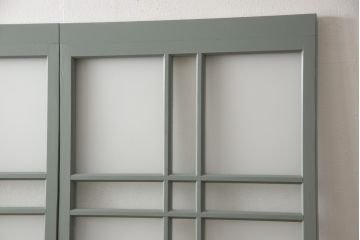 ガラス戸2枚をリペア&カスタム!引手・V字戸車を取り付け、すりガラスを新品のものに取り換え。本体を緑がかったグレーにペイント仕上げ。(引き戸、建具)