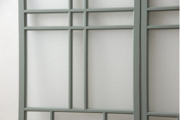 ガラス戸2枚をリペア&カスタム!引手・V字戸車を取り付け、すりガラスを新品のものに取り換え。本体を緑がかったグレーにペイント仕上げ。(引き戸、建具)