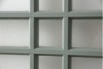 ガラス戸2枚をリペア&カスタム!引手・V字戸車を取り付け、すりガラスを新品のものに取り換え。本体を緑がかったグレーにペイント仕上げ。(引き戸、建具)