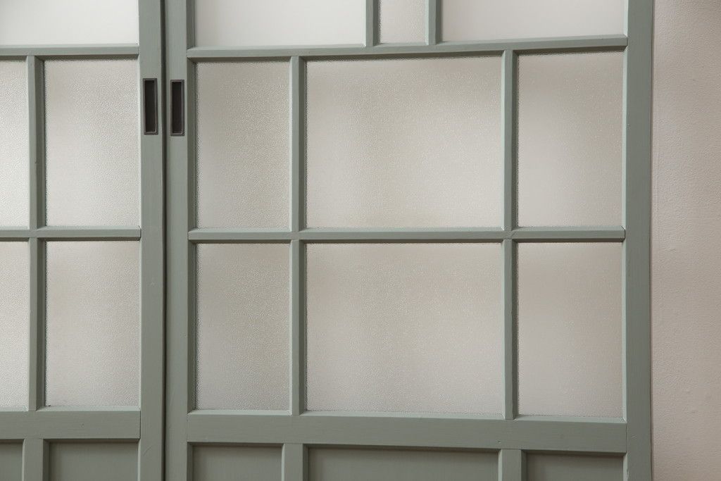 ガラス戸2枚をリペア&カスタム!引手・V字戸車を取り付け、すりガラスを新品のものに取り換え。本体を緑がかったグレーにペイント仕上げ。(引き戸、建具)