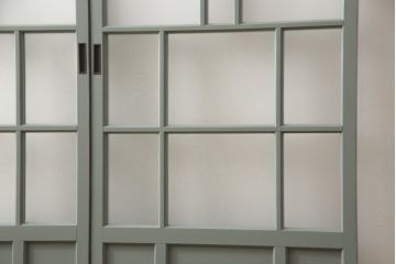 ガラス戸2枚をリペア&カスタム!引手・V字戸車を取り付け、すりガラスを新品のものに取り換え。本体を緑がかったグレーにペイント仕上げ。(引き戸、建具)