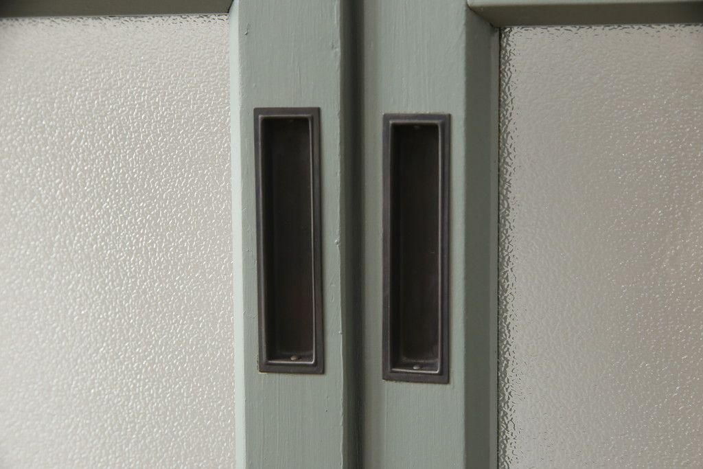 ガラス戸2枚をリペア&カスタム!引手・V字戸車を取り付け、すりガラスを新品のものに取り換え。本体を緑がかったグレーにペイント仕上げ。(引き戸、建具)