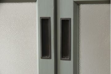 ガラス戸2枚をリペア&カスタム!引手・V字戸車を取り付け、すりガラスを新品のものに取り換え。本体を緑がかったグレーにペイント仕上げ。(引き戸、建具)