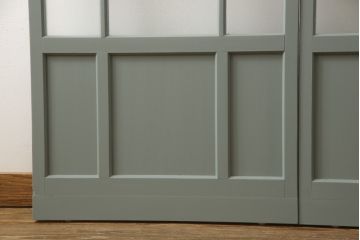 ガラス戸2枚をリペア&カスタム!引手・V字戸車を取り付け、すりガラスを新品のものに取り換え。本体を緑がかったグレーにペイント仕上げ。(引き戸、建具)