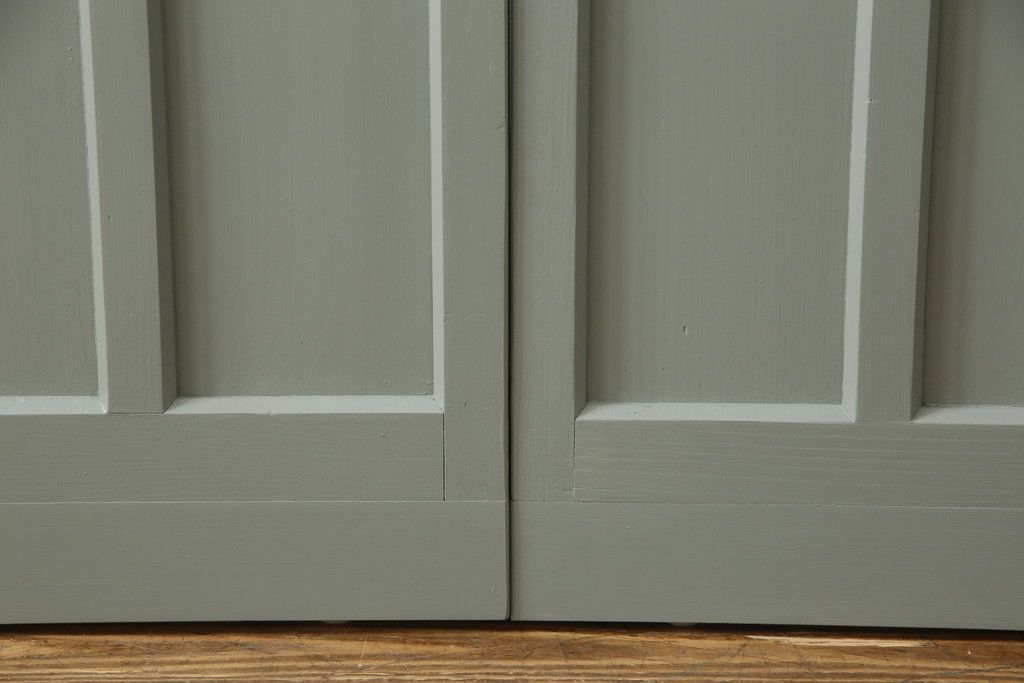 ガラス戸2枚をリペア&カスタム!引手・V字戸車を取り付け、すりガラスを新品のものに取り換え。本体を緑がかったグレーにペイント仕上げ。(引き戸、建具)