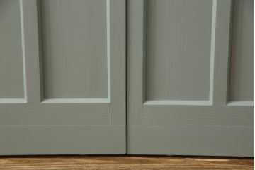 ガラス戸2枚をリペア&カスタム!引手・V字戸車を取り付け、すりガラスを新品のものに取り換え。本体を緑がかったグレーにペイント仕上げ。(引き戸、建具)