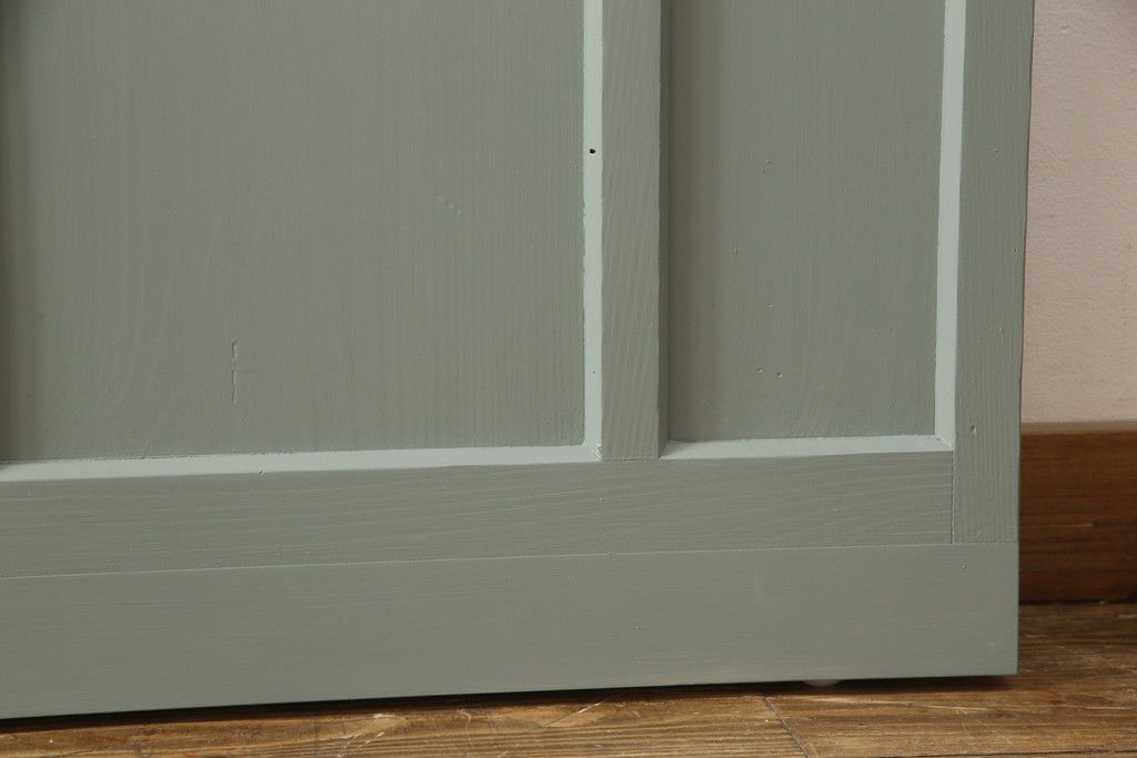 ガラス戸2枚をリペア&カスタム!引手・V字戸車を取り付け、すりガラスを新品のものに取り換え。本体を緑がかったグレーにペイント仕上げ。(引き戸、建具)