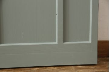 ガラス戸2枚をリペア&カスタム!引手・V字戸車を取り付け、すりガラスを新品のものに取り換え。本体を緑がかったグレーにペイント仕上げ。(引き戸、建具)