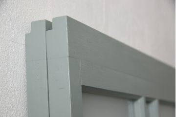 ガラス戸2枚をリペア&カスタム!引手・V字戸車を取り付け、すりガラスを新品のものに取り換え。本体を緑がかったグレーにペイント仕上げ。(引き戸、建具)