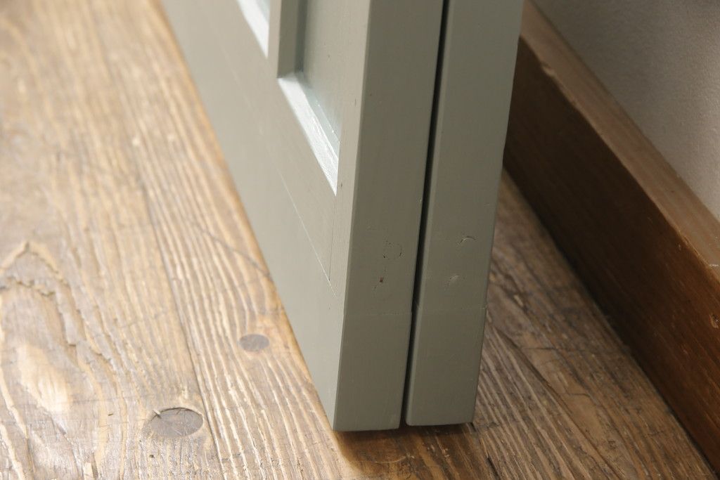 ガラス戸2枚をリペア&カスタム!引手・V字戸車を取り付け、すりガラスを新品のものに取り換え。本体を緑がかったグレーにペイント仕上げ。(引き戸、建具)