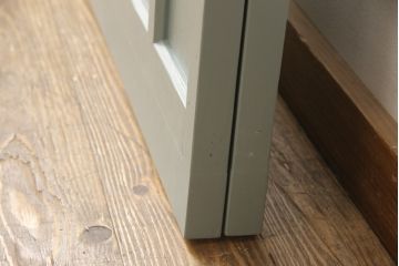 ガラス戸2枚をリペア&カスタム!引手・V字戸車を取り付け、すりガラスを新品のものに取り換え。本体を緑がかったグレーにペイント仕上げ。(引き戸、建具)