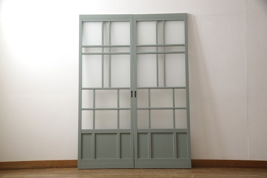 ガラス戸2枚をリペア&カスタム!引手・V字戸車を取り付け、すりガラスを新品のものに取り換え。本体を緑がかったグレーにペイント仕上げ。(引き戸、建具)