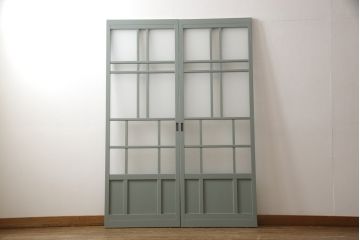 ガラス戸2枚をリペア&カスタム!引手・V字戸車を取り付け、すりガラスを新品のものに取り換え。本体を緑がかったグレーにペイント仕上げ。(引き戸、建具)