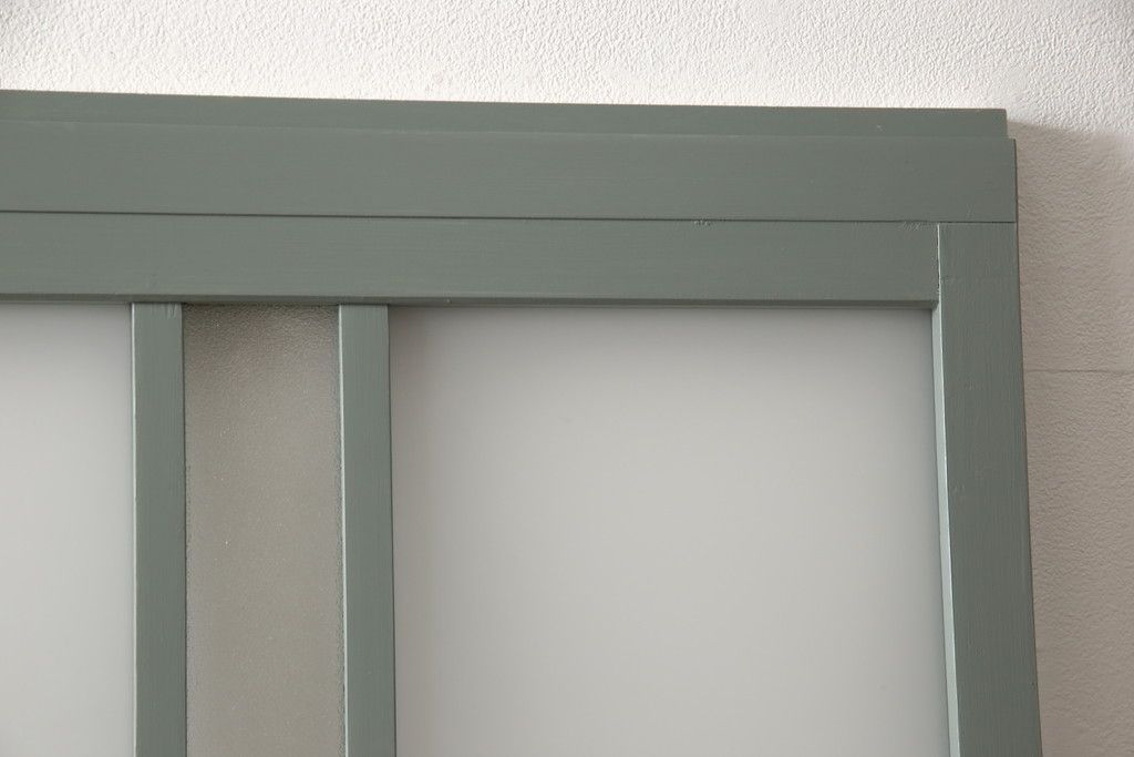 ガラス戸2枚をリペア&カスタム!引手・V字戸車を取り付け、すりガラスを新品のものに取り換え。本体を緑がかったグレーにペイント仕上げ。(引き戸、建具)