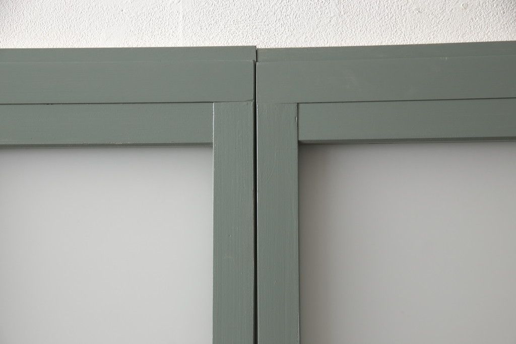 ガラス戸2枚をリペア&カスタム!引手・V字戸車を取り付け、すりガラスを新品のものに取り換え。本体を緑がかったグレーにペイント仕上げ。(引き戸、建具)