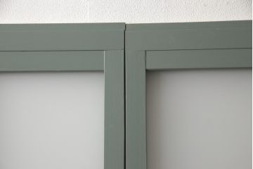 ガラス戸2枚をリペア&カスタム!引手・V字戸車を取り付け、すりガラスを新品のものに取り換え。本体を緑がかったグレーにペイント仕上げ。(引き戸、建具)