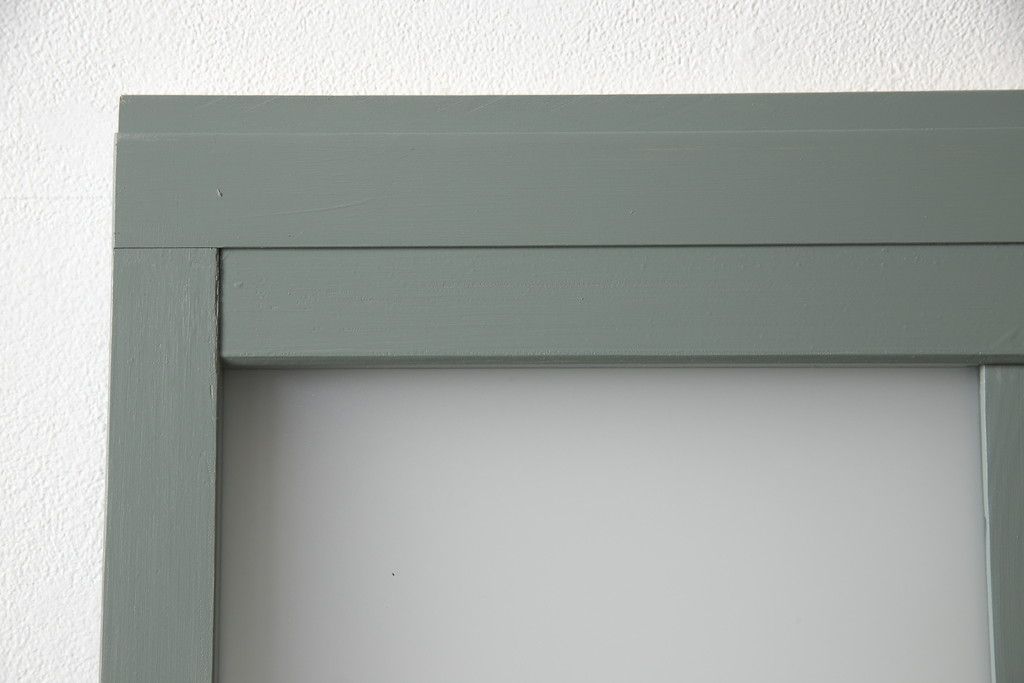 ガラス戸2枚をリペア&カスタム!引手・V字戸車を取り付け、すりガラスを新品のものに取り換え。本体を緑がかったグレーにペイント仕上げ。(引き戸、建具)