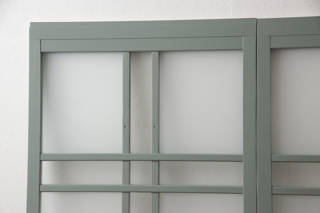 ガラス戸2枚をリペア&カスタム!引手・V字戸車を取り付け、すりガラスを新品のものに取り換え。本体を緑がかったグレーにペイント仕上げ。(引き戸、建具)