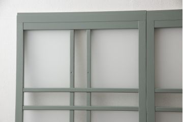 ガラス戸2枚をリペア&カスタム!引手・V字戸車を取り付け、すりガラスを新品のものに取り換え。本体を緑がかったグレーにペイント仕上げ。(引き戸、建具)