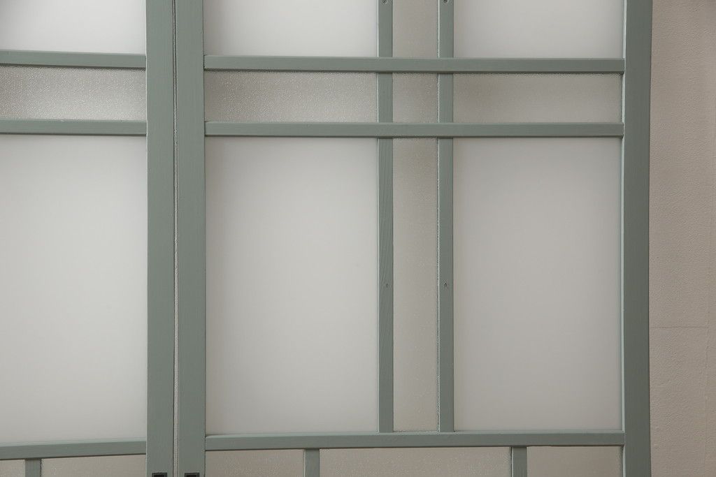 ガラス戸2枚をリペア&カスタム!引手・V字戸車を取り付け、すりガラスを新品のものに取り換え。本体を緑がかったグレーにペイント仕上げ。(引き戸、建具)