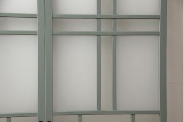 ガラス戸2枚をリペア&カスタム!引手・V字戸車を取り付け、すりガラスを新品のものに取り換え。本体を緑がかったグレーにペイント仕上げ。(引き戸、建具)